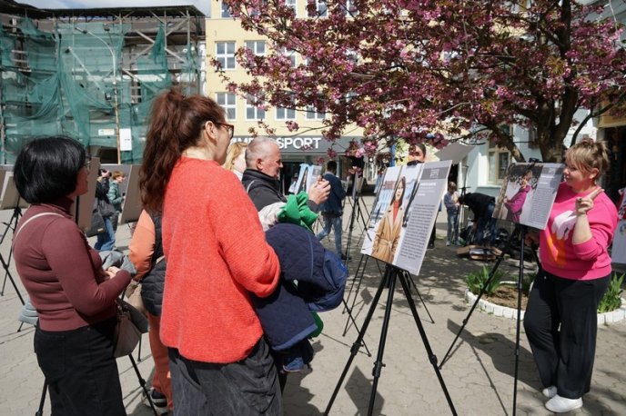 На Театральній площі в Ужгороді відбулась фотовиставка "Переселенці на Закарпатті: життя без стереотипів" – 04