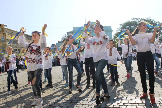 В рамках Дня міста Ужгород відбувся масштабний танцювальний флешмоб – 09
