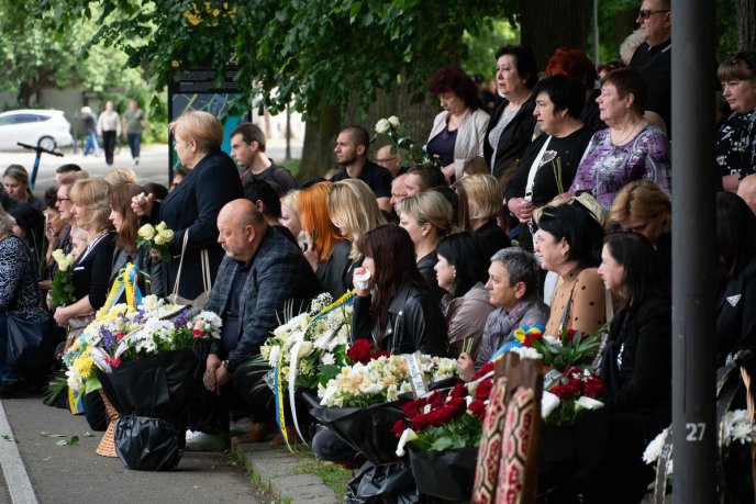 У захисника залишилися мама і кохана дівчина: в Ужгороді поховали молодого Героя – 08