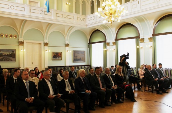 Керівництво Закарпаття підписало угоду з 10-ма регіонами Угорщини, Румунії та Сербії – 03