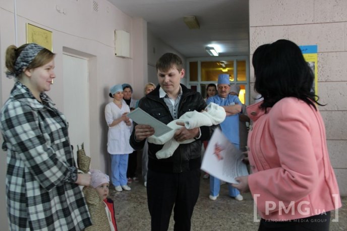 У Мукачівському пологовому будинку вперше вручили свідоцтво про народження – 08