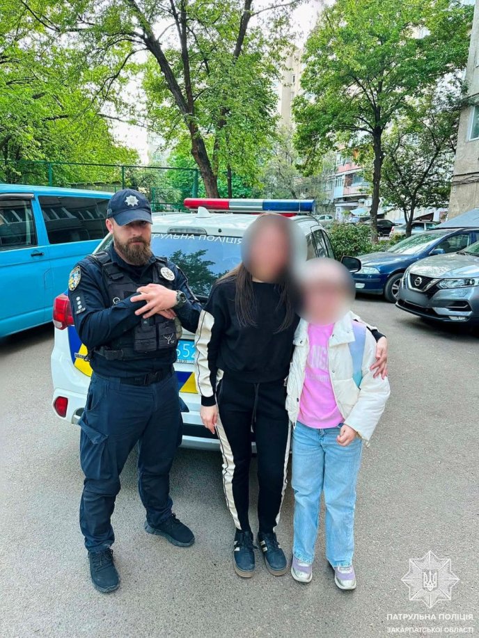 Школярка пішла на один із дитячих майданчиків / фото: Патрульна поліція Закарпаття