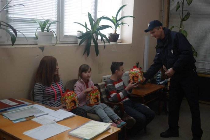 До юних пацієнтів Ужгородської міської лікарні завітали патрульні поліцейські – 05 До юних пацієнтів Ужгородської міської лікарні завітали патрульні поліцейські – 05