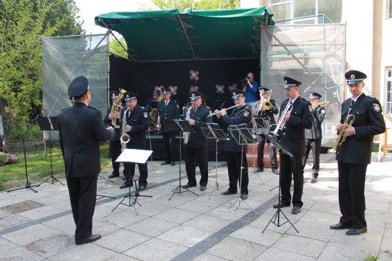 Оркестр поліції Закарпаття відкрив "Сакуру-Фест" в Ужгороді – 02 Оркестр поліції Закарпаття відкрив "Сакуру-Фест" в Ужгороді – 02