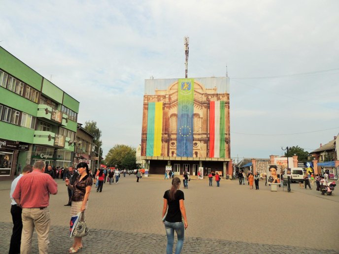 У центрі Берегова закріпили велетенський банер, щоб не видно було обшарпані стіни Будинку культури – 03