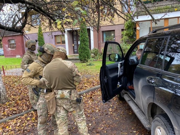 В Ужгороді затримали посадовця: опубліковано фото – 03