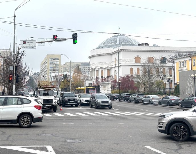 Фото додаткового сигналу світлофора на перехресті