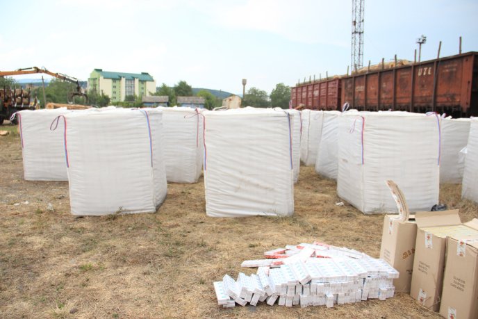 На Закарпатті під паливними брекетами виявили партію контрабандних цигарок – 13