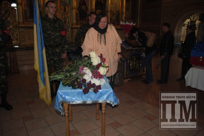 Сотні заплаканих очей провели в останню дорогу загиблого у зоні АТО мукачівця (ФОТОРЕПОРТАЖ) – 14