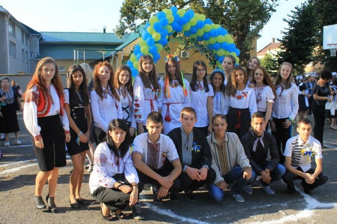 Шкільний фотоальбом: як учні Мукачева 1 Вересня відзначали (ФОТОРЕПОРТАЖ) – 24