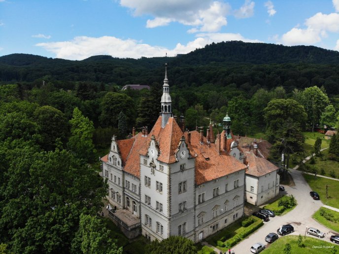 Палац Шенборнів на Мукачівщині показали з висоти пташиного польоту: неймовірні фото – 01