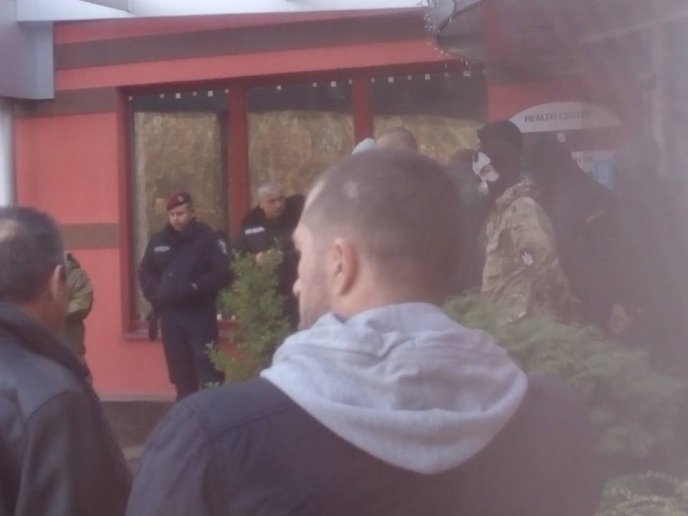 Молоді люди заблокували вхід у готель, де мав відбутись Регіональний Форум. Захід зірвано – 04 Молоді люди заблокували вхід у готель, де мав відбутись Регіональний Форум. Захід зірвано – 04