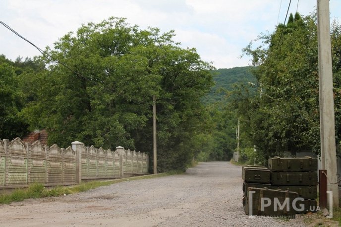 Поблизу Мукачева продовжують працювати тимчасові блокпости військових – 06