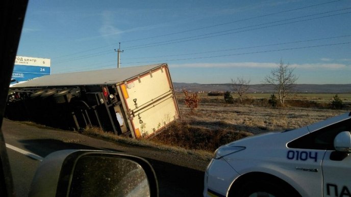 Біля Ужгорода перекинулася вантажівка – 03