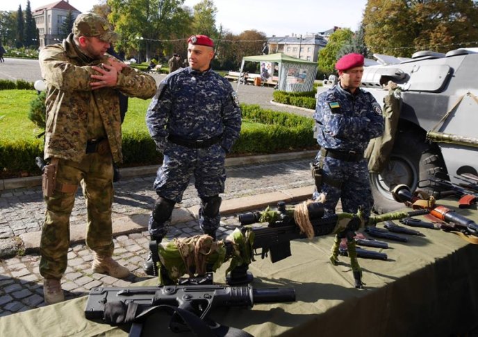 Біля Закарпатської ОДА з’явилась військова техніка – 07