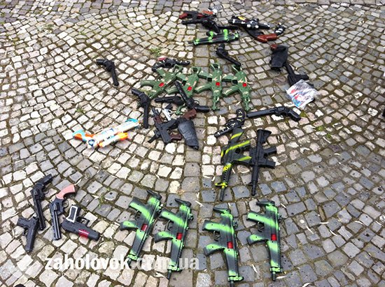 “Правий сектор” Закарпаття насміявся над міліцією, здавши замість справжньої іграшкову зброю (ФОТО) – 06