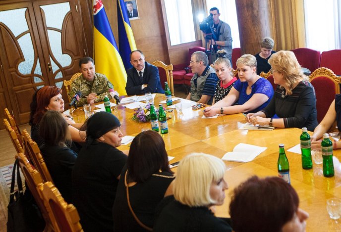 Родини закарпатських військових з вимогами зустріли Міністра оборони Степана Полторака – 07