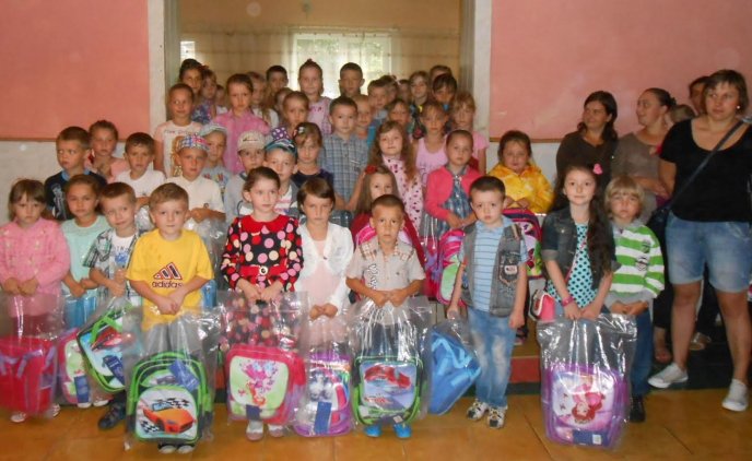 Більше півтори тисячі першачків Рахівщини отримали новенькі ранці з канцелярським приладдям – 08