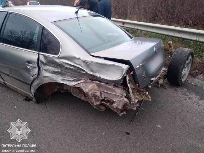 Жахлива ДТП на Закарпатті: в однієї з автівок відірвало колеса – 02