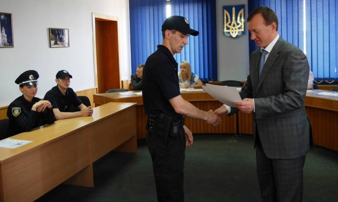 Богдан Андріїв нагородив п’ятьох патрульних поліцейських Ужгорода – 05
