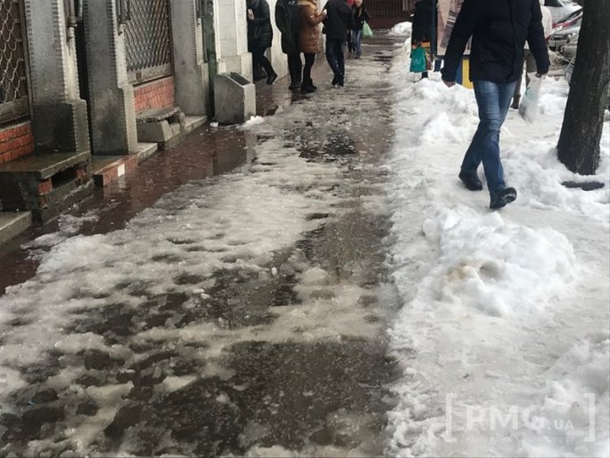 Відлига у Мукачеві: вулиці міста перетворилися на суцільні калюжі – 07