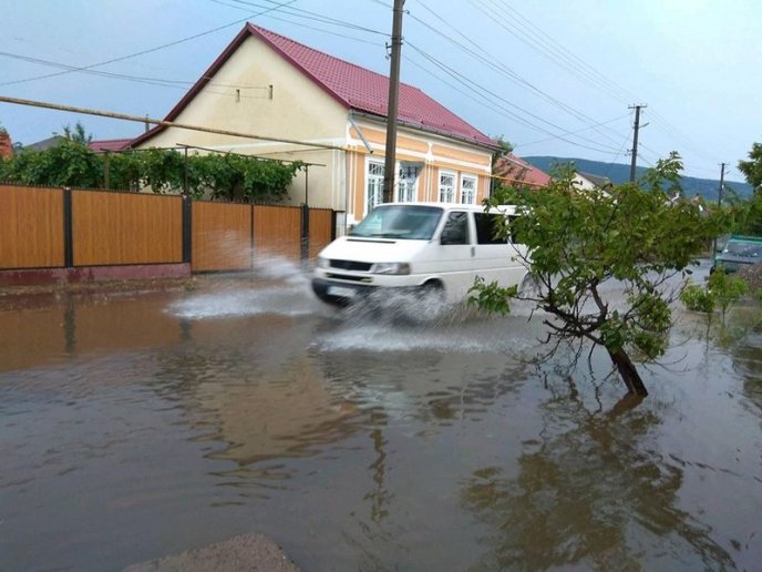 Наслідки негоди: вулиці міста перетворилися на ріки – 03