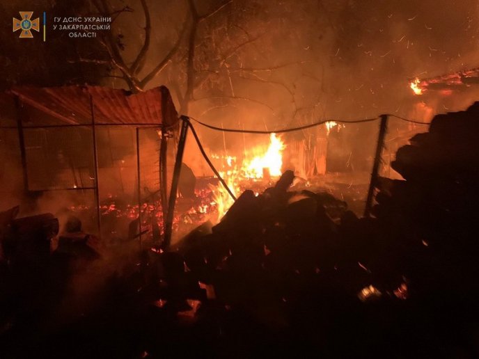 Вночі на Мукачівщині кілька годин гасили пожежу – 02