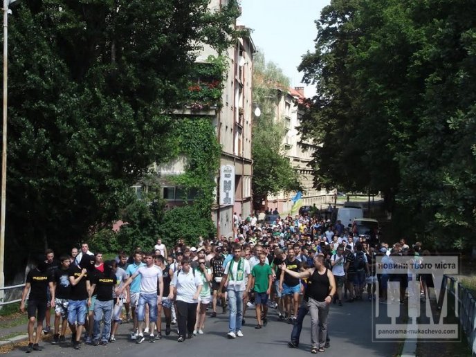 "Путін ...йло", – ужгородські та львівські фани заспівали відому пісню про керманича Росії (ФОТО, ВІДЕО) – 08