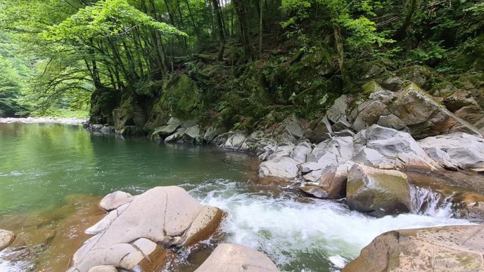 В мережі показали врaжaючі фото Блaкитної лaгуни нa Закарпатті – 07
