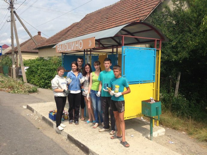 В селі Ракошино вказівник та автобусні зупинки перефарбували у кольори національного прапору України (ФОТО) – 06