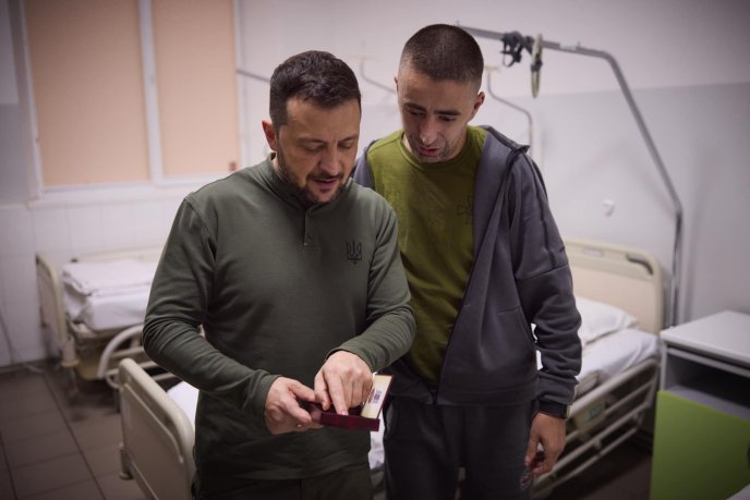 Президент України в Ужгороді зустрівся із захисниками та вручив їм державні нагороди – 04