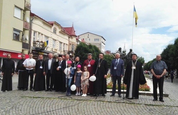 У центрі Мукачева молилися за дітей – 02