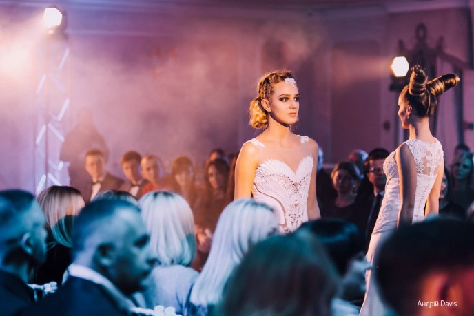 Мода заради життя: на Закарпатті відбувся ІІІ-й благодійний показ мод дизайнерки Роксолани Новак – 133