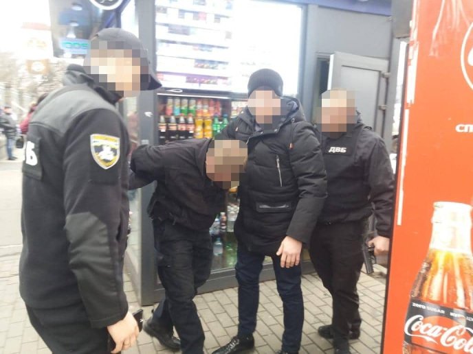 Поліцейський вимагав хабар за погодження дозволу на рекламу – 04