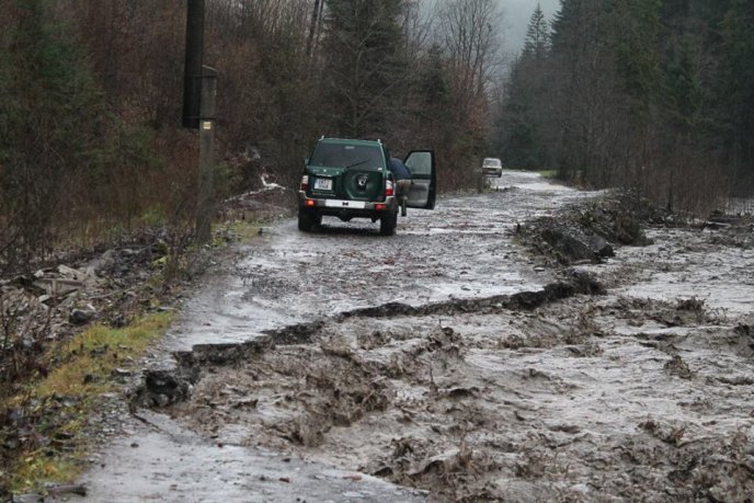 На Рахівщині селевий потік змив дорогу на Драгобрат – 10