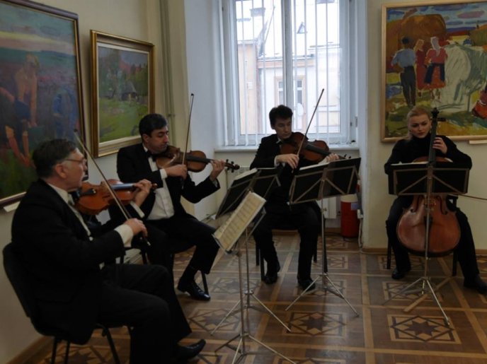 В Ужгороді відкрили виставку полотен Гаврила Глюка – 11