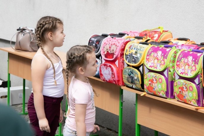 70 ужгородських першокласників отримали наплічники і канцтовари – 02