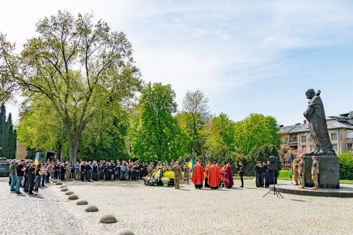 Ужгород попрощався з Героєм, який добровольцем пішов на війну – 02