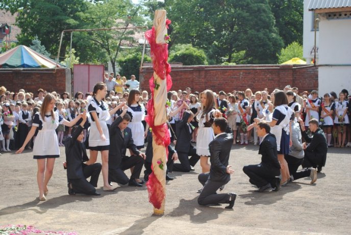 Для одинадцятикласників Мукачева пролунав останній дзвоник (ФОТОРЕПОРТАЖ) – 03 Для одинадцятикласників Мукачева пролунав останній дзвоник (ФОТОРЕПОРТАЖ) – 03