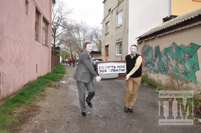У Мукачеві відбувся соціальний флешмоб, в рамках якого розбили телевізор (ФОТО) – 06