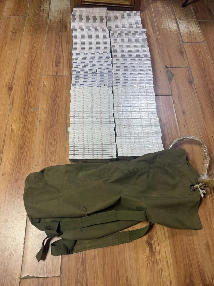 Цигарки закинули в потяг під час руху / фото: Закарпатська митниця