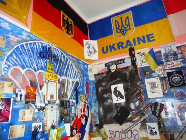 У Берегові чоловік намагався підірвати завод, вдома у зловмисника виявили масу фашистської символіки та арсенал зброї (ФОТО) – 06