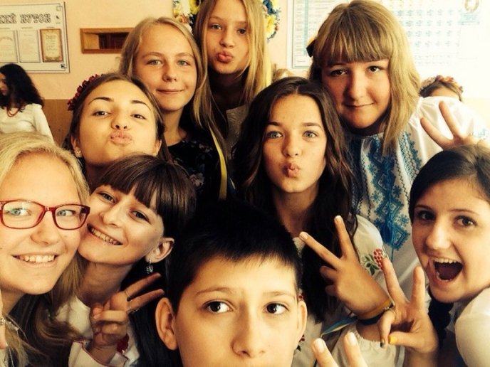 Шкільний фотоальбом: як учні Мукачева 1 Вересня відзначали (ФОТОРЕПОРТАЖ) – 52