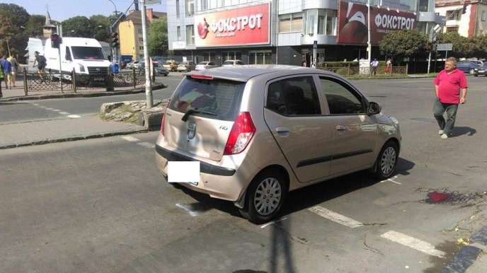 В Ужгороді маршрутка зіткнулась з іномаркою: пасажирка ймовірно отримала струс головного мозку, – ЗМІ – 02