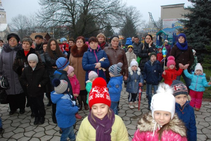 Головну новорічну ялинку району запалили в Іршаві – 06