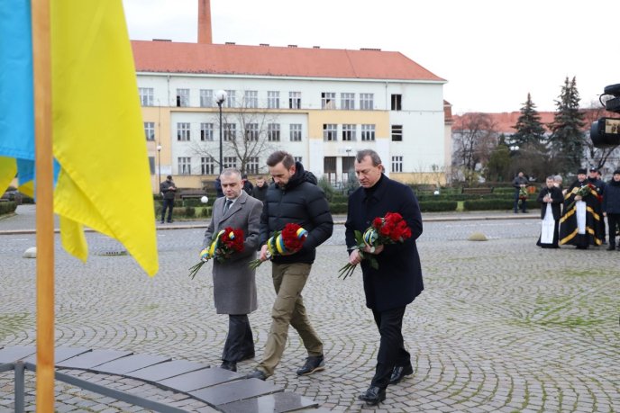 В Ужгороді відбулося покладання квітів з нагоди Дня Соборності України – 03 В Ужгороді відбулося покладання квітів з нагоди Дня Соборності України – 03