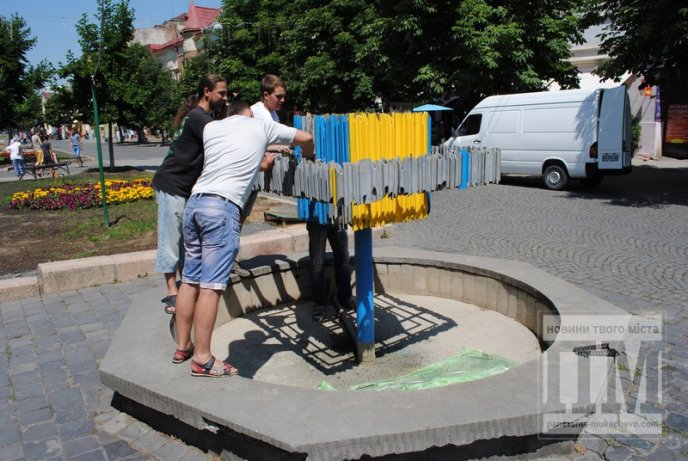 Фонтан у центрі Мукачева став жовто-блакитним (ФОТО) – 03
