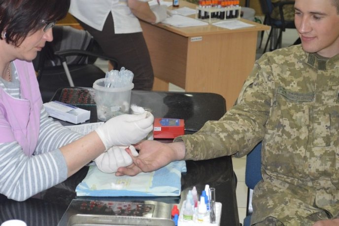 Прикордонники здавали кров, щоб врятувати чуже життя – 06