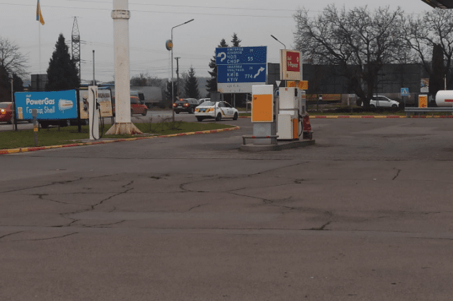 Перекриті в’їзди на АЗС, працюють поліцейські і рятувальники: місцеві ЗМІ повідомляють про спецоперацію у Мукачеві – 02 Перекриті в’їзди на АЗС, працюють поліцейські і рятувальники: місцеві ЗМІ повідомляють про спецоперацію у Мукачеві – 02