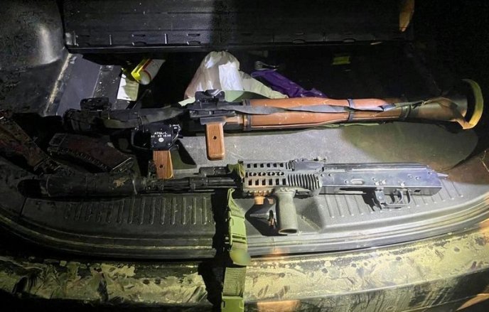 Гранатомет та автомат Калашникова: поліція показала відео затримання закарпатця – 02